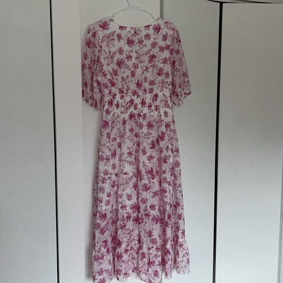 A pink and white dress - Picture 3 of 3